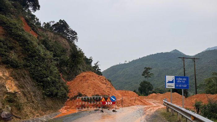  Đường Hồ Chí Minh nhánh Tây qua xã Hướng Phùng, tỉnh Quảng Trị lưu thông trở lại sau khi đơn vị quản lý giải phóng lượng lớn đất đá sạt lở do mưa lũ 