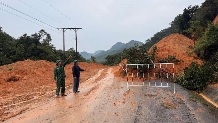  Lãnh đạo xã Hướng Phùng kiểm tra tình hình sạt lở tại tuyến đường Hồ Chí Minh nhánh Tây 