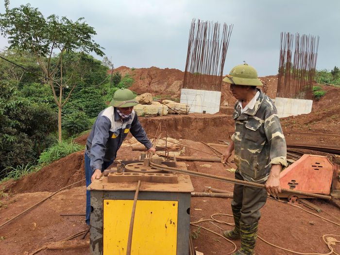  Công nhân thi công Dự án thành phần 3, đường cao tốc Quy Nhơn - Pleiku vào chiều 15-9. Ảnh: HỮU PHÚC 