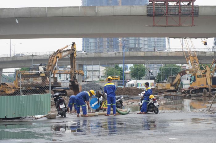  Xử lý ngập khu vực nút giao An Phú, phường Bình Trưng. Ảnh: QUỐC HÙNG 