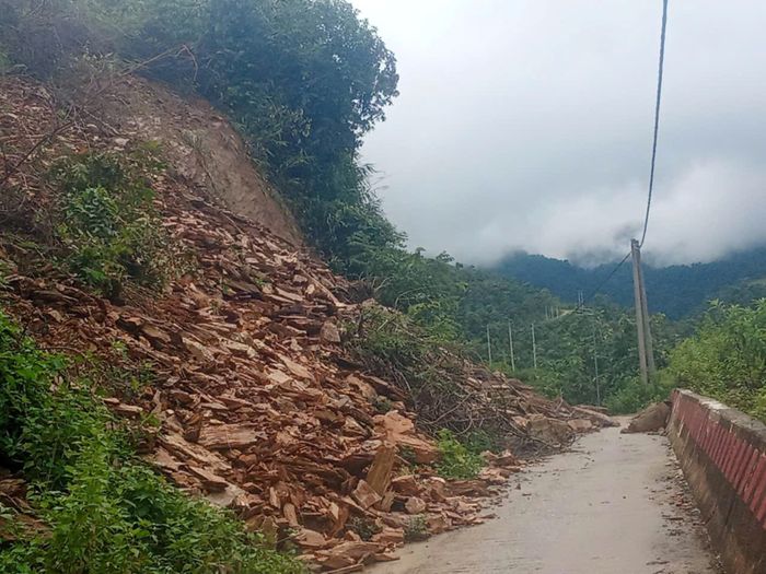  Đất đá tràn xuống đường vào bản Cà Moong. Ảnh: NGUYỄN VĂN HÒA 