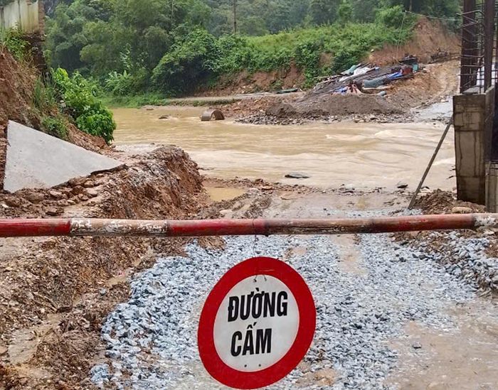  Xã Tam Thái lập biển cấm đoạn đường ngập nước. Ảnh: LỮ VĂN MAY 