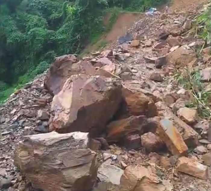  Đường vào bản Na Ngân bị sạt lở, chia cắt. Ảnh cắt từ video 