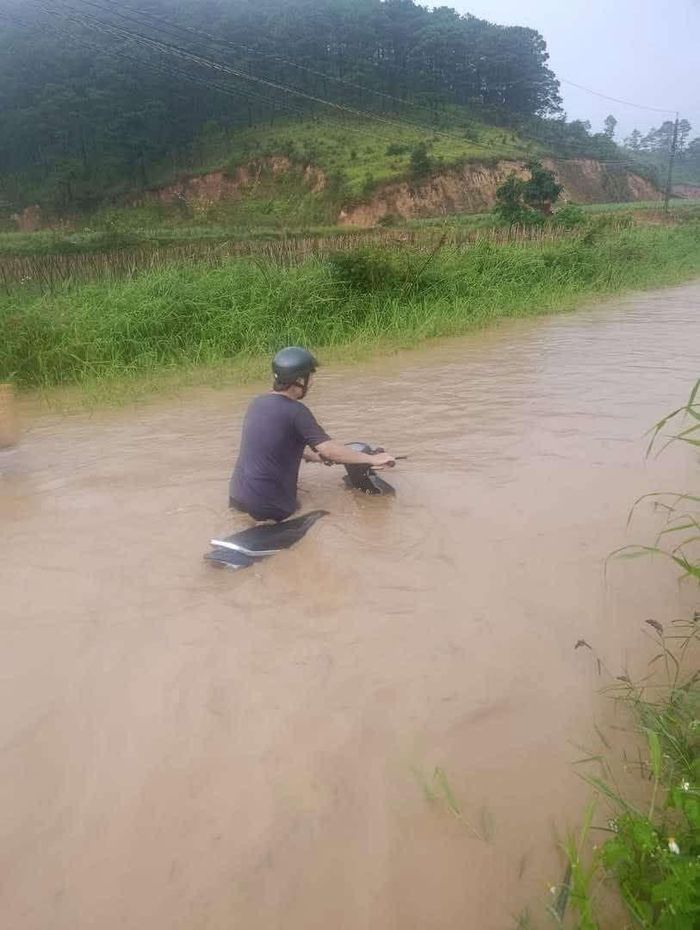 Đường giao thông tại thôn K'rèn, xã Hiệp Thạnh, tỉnh Lâm Đồng ngập sâu trong nước