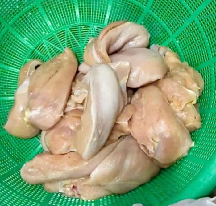 Phụ huynh Trường tiểu học Lê Trọng Tấn phát hiện thịt gà bốc mùi định tuồn vào trường học. Ảnh: THU HOÀI