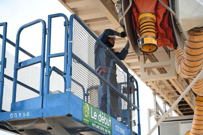 Lắp đặt thiết bị tại khu vực ống lồng, nhà ga hành khách sân bay Long Thành. Ảnh: LÊ XUÂN
