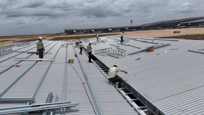 Nhân viên kỹ thuật được tăng cường làm việc trong giai đoạn nước rút. Ảnh: LÊ XUÂN