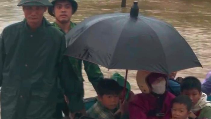  Lực lượng chức năng đưa học sinh ra khỏi điểm ngập 