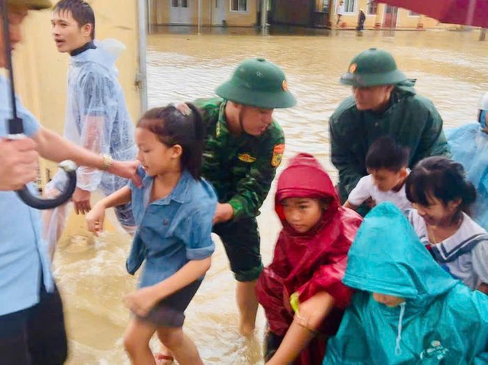  Lực lượng chức năng đưa học sinh ra khỏi điểm ngập 