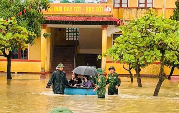  Bộ đội biên phòng phối hợp đưa học sinh, giáo viên đến nơi an toàn 