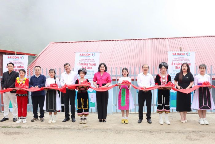  Các đại biểu cắt băng khánh thành nhà ăn bán trú tại Trường Phổ thông Dân tộc bán trú THCS Sủng Máng (phân hiệu 2) 