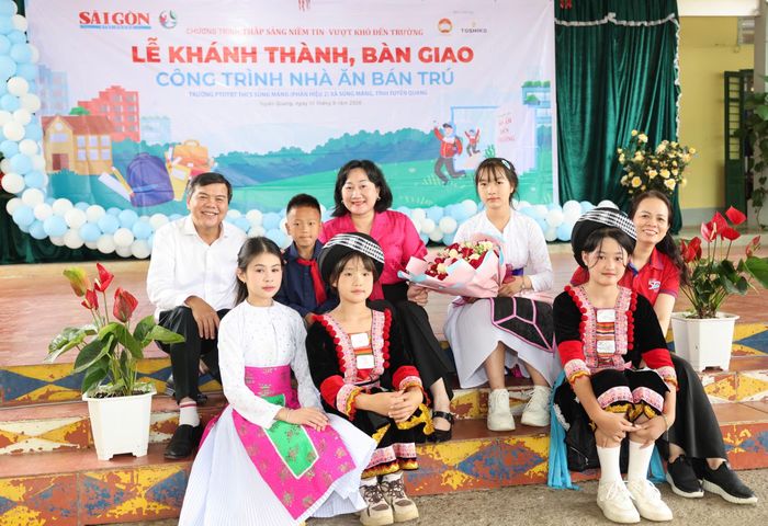  Đồng chí Tăng Hữu Phong và bà Bùi Thị Hồng Sương cùng các em học sinh nhà trường. ﻿ Ảnh: QUANG PHÚC 