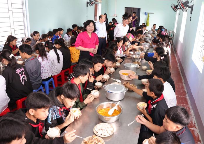  Bữa ăn của các em học sinh trong nhà ăn bán trú vừa được khánh thành. Ảnh: QUANG PHÚC 
