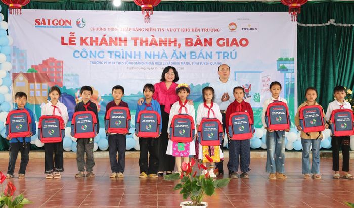  Bà Bùi Thị Hồng Sương và lãnh đạo xã Sủng Máng cùng trao tặng balo cho các em học sinh. Ảnh: QUANG PHÚC 