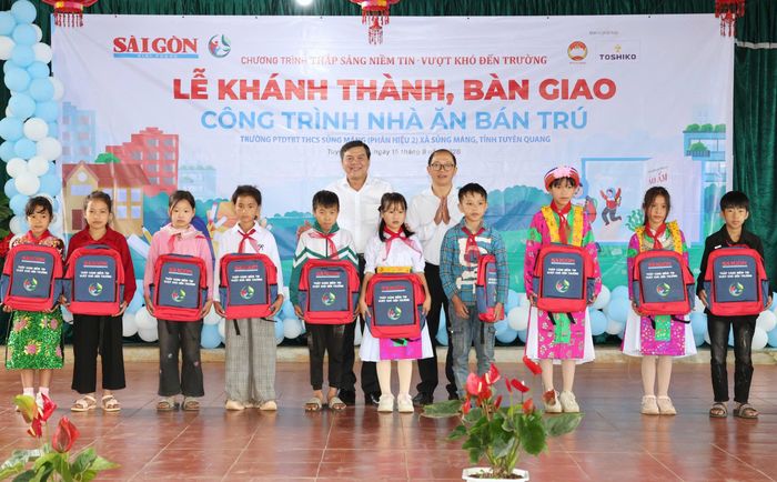  Đồng chí Tăng Hữu Phong và lãnh đạo xã Sủng Máng trao tặng balo cho các em học sinh. ﻿ Ảnh: QUANG PHÚC 