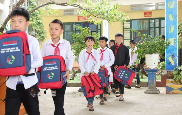  Các em học sinh Trường Phổ thông Dân tộc bán trú THCS Sủng Máng (phân hiệu 2) với chiếc balo mới trên tay. Ảnh: QUANG PHÚC 