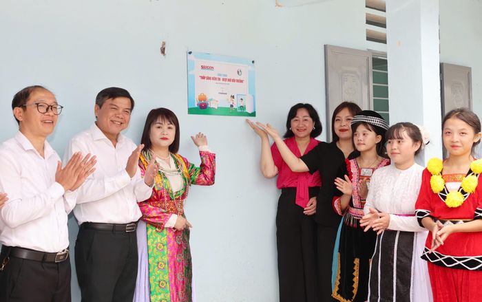  Phó Trưởng Ban Tuyên giáo Thành ủy TPHCM Tăng Hữu Phong (thứ hai từ trái qua) và Phó Tổng Biên tập Báo SGGP Bùi Thị Hồng Sương (thứ tư từ trái qua) cùng đại diện nhà tài trợ và chính quyền xã Sủng Máng bên nhà ăn bán trú. Ảnh: QUANG PHÚC 