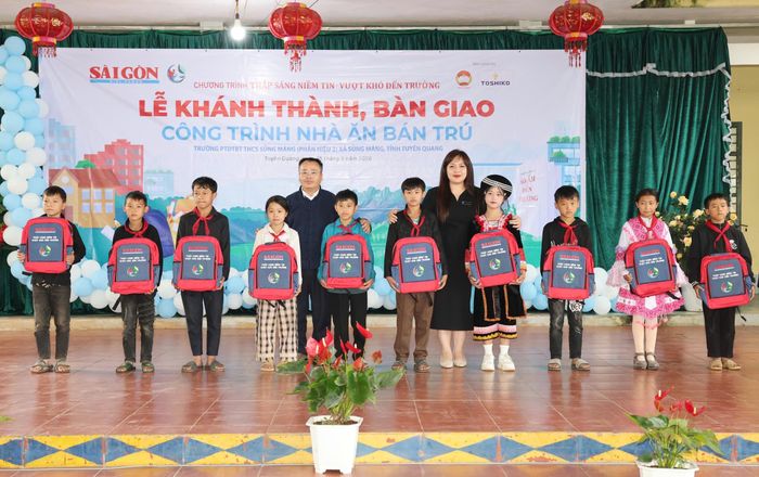  Bà Quách Thị Hà Anh, đại diện Công ty TOSHIKO và lãnh đạo xã Sủng Máng cùng trao tặng balo cho các em học sinh. Ảnh: QUANG PHÚC 