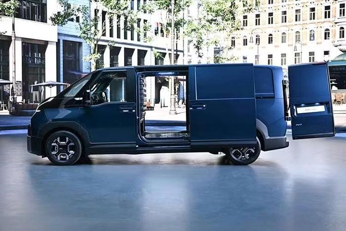 Kia cho biết hãng sẽ mở bán trước hai phiên bản gồm PV7 Cargo Long và PV7 Passenger Long tại Hàn Quốc và châu Âu vào nửa cuối năm 2027. Cả hai phiên bản đều có chiều dài khoảng 5,3 m, hướng đến nhóm khách hàng doanh nghiệp và dịch vụ vận tải.