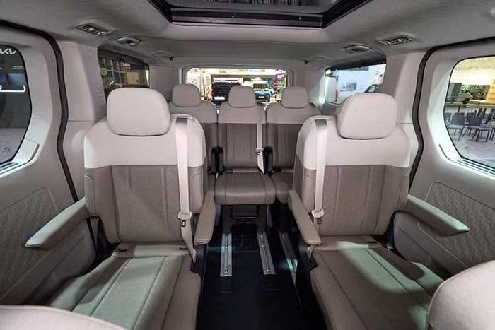 Kia PV7 sở hữu khoang cabin và khu vực chở hàng rộng rãi với thiết kế sàn phẳng, kết hợp cùng bộ pin dung lượng lớn, hệ thống truyền động điện hiệu suất cao và kiến trúc sạc nhanh 800V. Theo công bố, Kia PV7 có khả năng di chuyển hơn 460km sau mỗi lần sạc đầy. Khi sử dụng bộ sạc nhanh công suất 350 kW, xe có thể sạc từ 10% lên 80% dung lượng pin trong khoảng 25 phút.