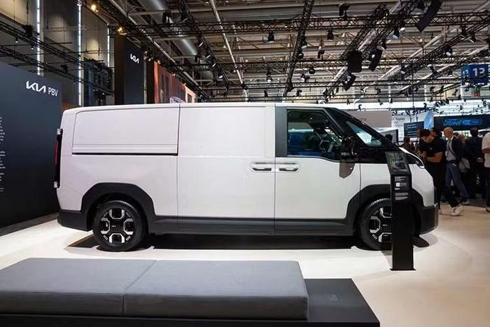 PV7 thuộc phân khúc xe thương mại hạng nhẹ và theo Kia, mẫu xe này cung cấp không gian và tính linh hoạt hơn so với Kia PV5 7 chỗ, mẫu xe đầu tiên trong cùng dòng sản phẩm. Nhà sản xuất ôtô Hàn Quốc cho biết mục tiêu là đáp ứng nhiều nhu cầu sử dụng thương mại và giải trí hơn.