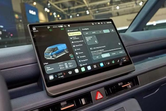 Được trang bị hệ thống "Pleos Connect" dựa trên Android Automotive, AI sinh tạo "Gleo AI", "Pleos Fleet" và các tính năng khác để nâng cao hiệu quả công việc. Cản va và vòm bánh được thiết kế để thay thế nhanh chóng và được trang bị các tính năng hỗ trợ lái xe tiên tiến như hỗ trợ phòng tránh va chạm phía trước.