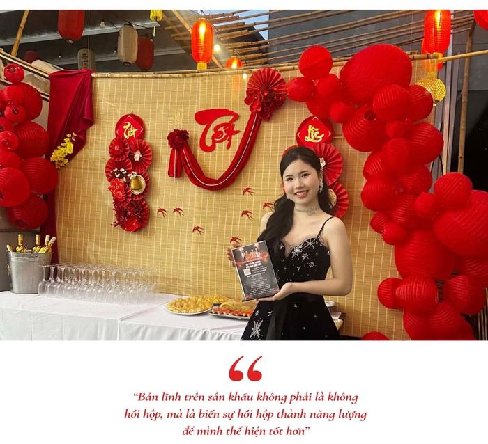 - Phía sau những lần em xuất hiện trên sân khấu, bố mẹ và thầy cô đồng hành như thế nào? Có lời góp ý hoặc kỷ niệm nào khiến em nhớ nhất?