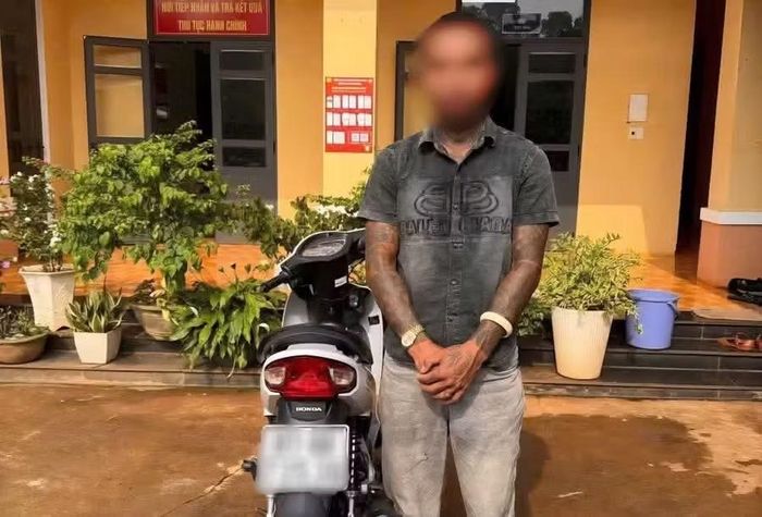  Cơ quan chức năng tạm giữ phương tiện của của đối tượng lái xe thả 2 tay. Ảnh: Mạnh Hùng 