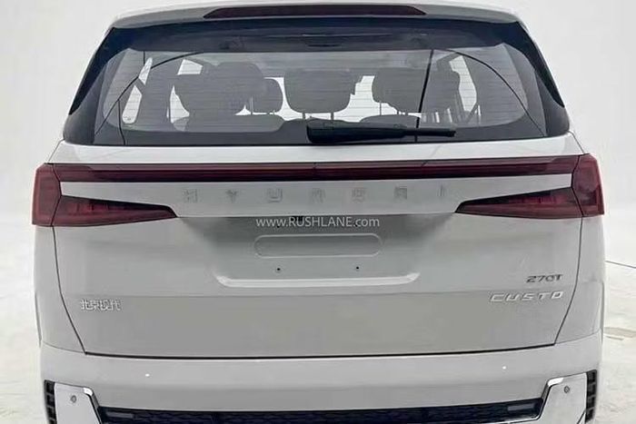 Mặc dù hình ảnh không để lộ không gian nội thất, các ký hiệu nhận diện phía sau xe như 270T và 380T xác nhận các tùy chọn động cơ xăng tăng áp.