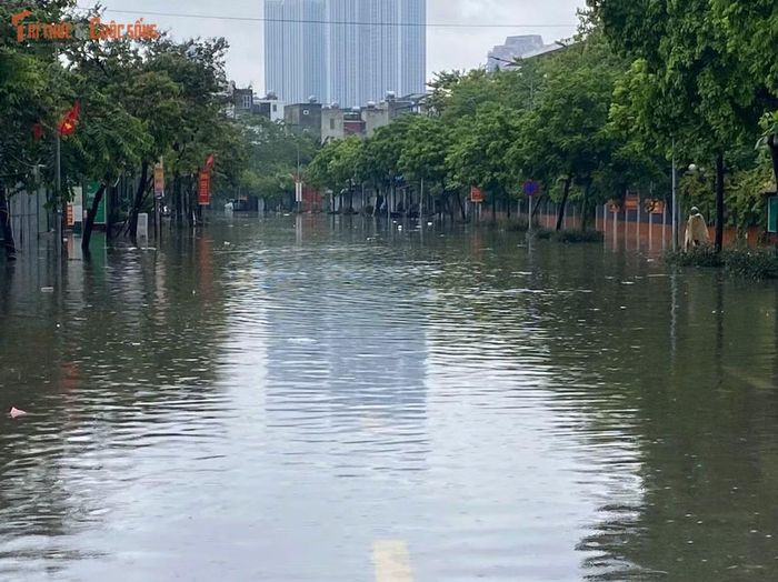 Mưa lớn kéo dài từ đêm 14/9 đến sáng 15/9 khiến nhiều tuyến đường Hà Nội xuất hiện tình trạng úng ngập, đọng nước. Đúng giờ người dân đi làm, giao thông tại nhiều khu vực trở nên khó khăn.
