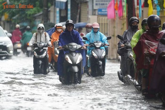 Nước ngập khiến các phương tiện di chuyển khó khăn.