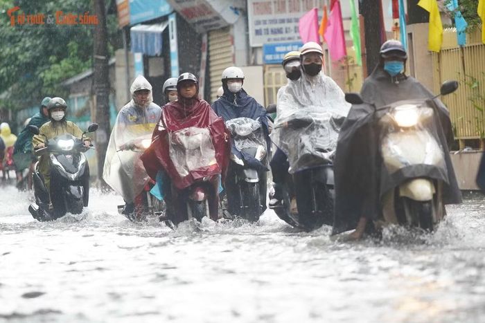 Trong điều kiện nhiều tuyến cùng lúc gặp vấn đề, người đi làm phải chủ động lựa chọn lộ trình, dự phòng thêm thời gian và tránh những đoạn nước sâu.