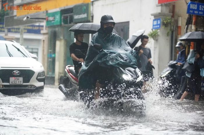 Công ty TNHH MTV Thoát nước Hà Nội cho biết đã bố trí lực lượng tại các điểm trọng yếu, vận hành cửa phai, trạm bơm theo diễn biến thực tế và tăng cường kiểm tra các tuyến có nguy cơ ngập.
