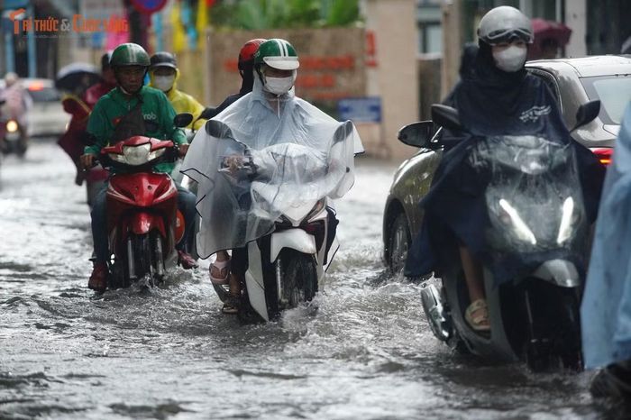 Đến 6h, các điểm úng ngập, đọng nước được ghi nhận tại Đàm Quang Trung, Cổ Linh, Vĩnh Hưng, Quốc lộ 6 đoạn qua Yên Nghĩa và đường Quyết Thắng. Trên Đại lộ Thăng Long, tình trạng ngập cũng xuất hiện tại một số hầm như hầm 4 khu vực cầu An Khánh, hầm 5, hầm 6 và hầm 9+656.
