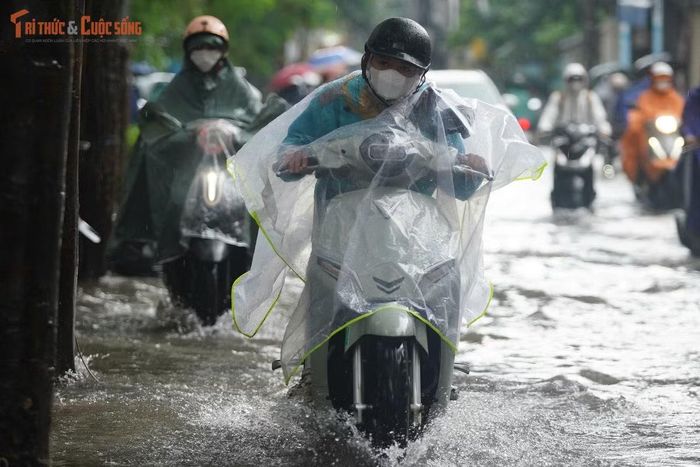 Một số phương tiện chọn cách cố gắng vượt qua chỗ ngập để tới nơi làm việc trong sáng ngày 15/9.