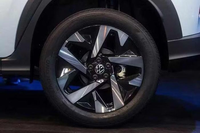 Tengo 2027 cũng sẽ có một số thay đổi dành riêng cho thị trường Nam Phi, ví dụ như tay lái nghịch. Xe cũng sử dụng nền tảng khung gầm MQB A0, tương tự các mẫu xe khác như Volkswagen Polo, Virtus, Nivus và T-Cross. Xe sở hữu kích thước dài x rộng x cao lần lượt 4.100 x 1.783 x 1.575 mm và chiều dài cơ sở 2.566 mm. Như vậy, mẫu xe này chỉ nằm trong phân khúc SUV hạng A.