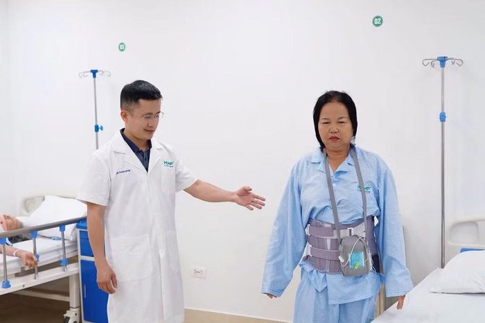 Người bệnh đi lại sau phẫu thuật - Ảnh BVCC
