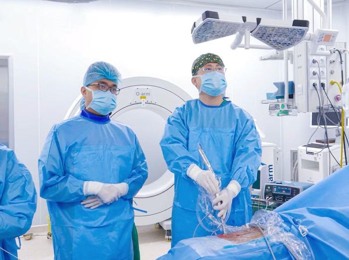 Nội soi 1 lỗ phẫu thuật cột sống - Ảnh BVCC