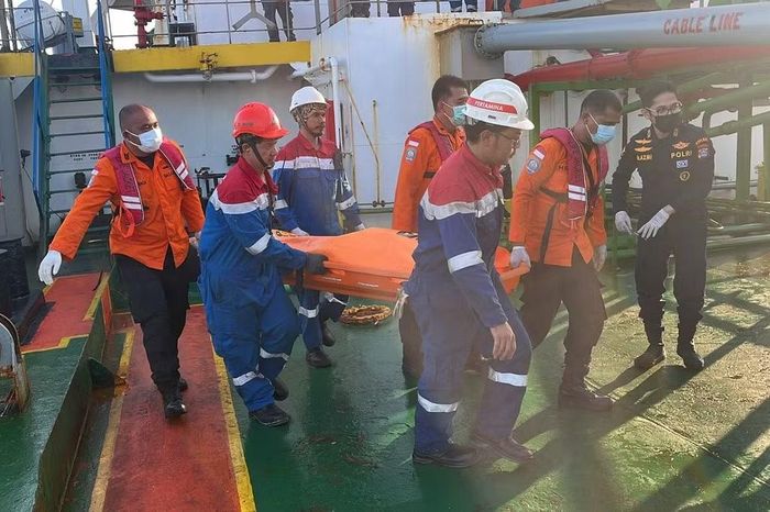 Trong bức ảnh do Cơ quan Tìm kiếm và Cứu hộ Quốc gia Indonesia (BASARNAS) công bố, lực lượng cứu hộ đưa thi thể một nạn nhân vụ lật phà lên tại Banjarmasin, Nam Kalimantan, Indonesia, ngày 14/9/2026. Ảnh: BASARNAS/AP.
