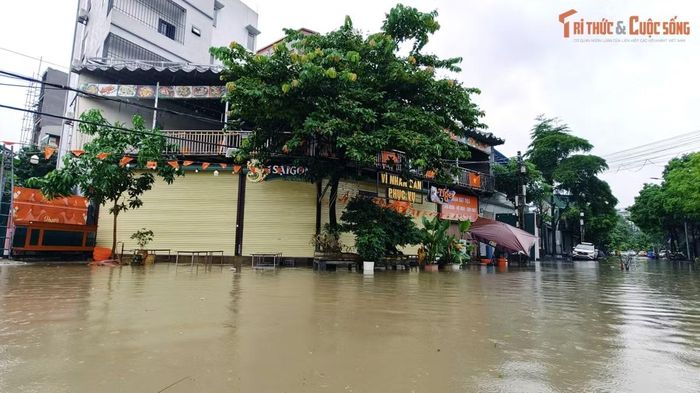 Khu vực gần Trường Tiểu học Tân Triều (phân hiệu 1 và phân hiệu 2) ngập sâu, ảnh hưởng việc đưa đón học sinh sáng 15/9.