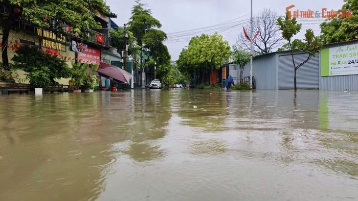 Phố Vũ Đức Úy (phường Thanh Liệt) ngập sâu, có nơi nước dâng khoảng 40 cm.