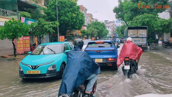 Nhiều phương tiện gặp khó khăn khi di chuyển qua khu vực ngập sâu.