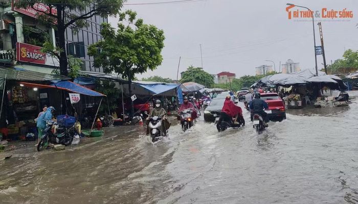 Nước ngập sâu tại khu vực đầu Yên Xá (phường Thanh Liệt) sau trận mưa lớn kéo dài.