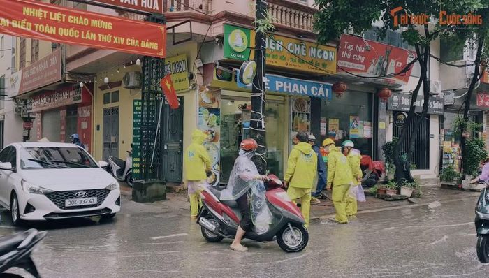 Công nhân thoát nước ứng trực, xử lý úng ngập tại đường Chiến Thắng, phường Thanh Liệt vào sáng 15/9.