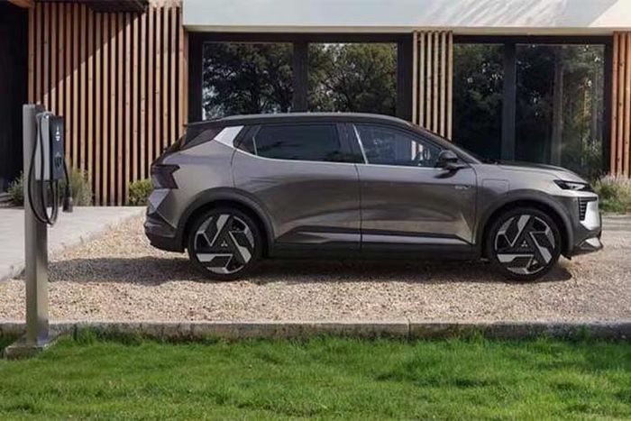 Điểm đáng chú ý là sự xuất hiện của tùy chọn pin nhỏ hơn, dung lượng 67 kWh. Loại pin lithium-sắt-photphat (LFP) này cho phạm vi hoạt động 472 km theo tiêu chuẩn WLTP. Cụm pin tương tự hiện đã được sử dụng trên Renault Megane E-Tech bản nâng cấp.