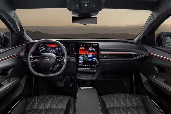 Tùy chọn trên Mitsubishi Eclipse Cross EV với pin lớn hơn vẫn là loại niken-mangan-coban (NMC), nhưng dung lượng đã tăng từ 87 kWh lên 89 kWh. Nhờ đó, phạm vi hoạt động tối đa theo tiêu chuẩn WLTP tăng thêm 15 km, đạt 650 km.