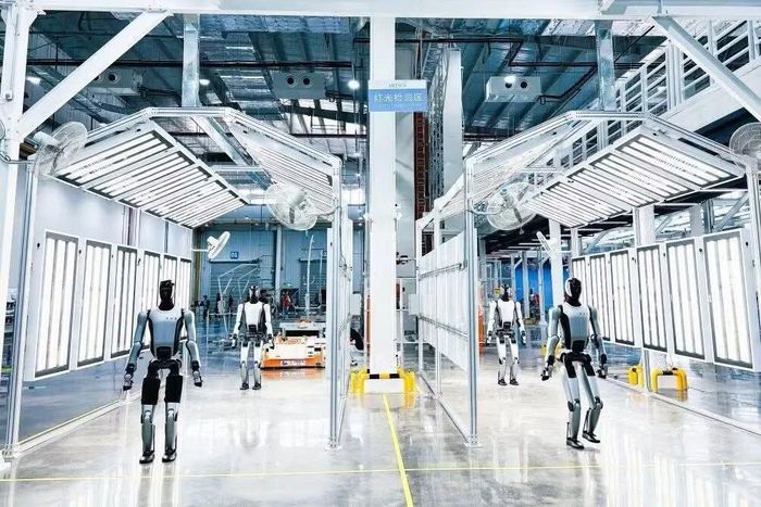 Robot được sử dụng ngay trong nhà máy để vận chuyển linh kiện và hỗ trợ quá trình lắp ráp.