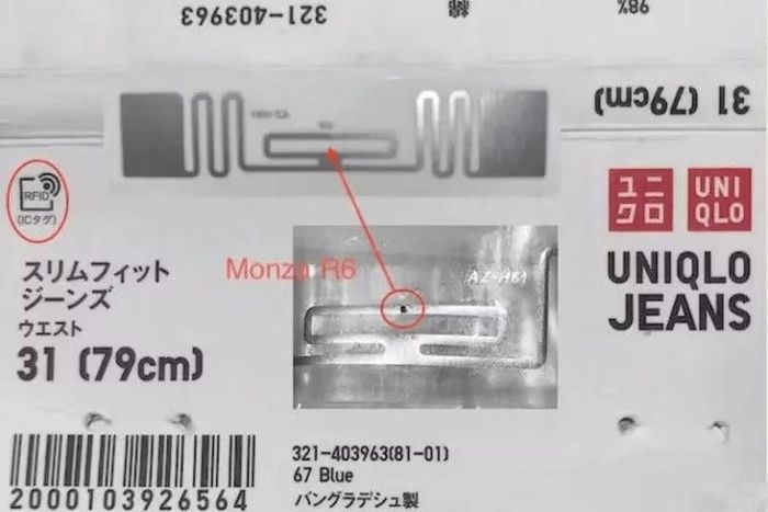 Chip RFID tích hợp trong nhãn sản phẩm giúp Uniqlo tự động nhận diện nhiều món đồ cùng lúc tại quầy thanh toán.