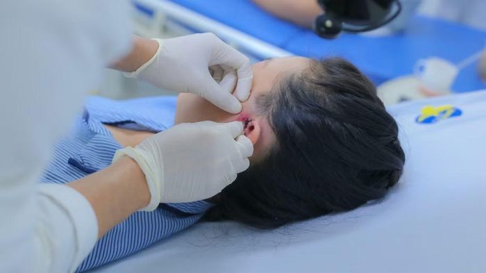 Bác sĩ thăm khám cho bệnh nhân - Ảnh BVCC