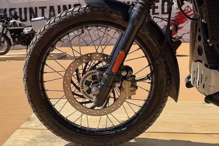 Trái tim của Royal Enfield Himalayan 440 2026 mới tại Ấn Độ là khối động cơ xi-lanh đơn 443cc, hành trình piston dài mới, sản sinh công suất 25,4 mã lực tại 6.250 vòng/phút và mô-men xoắn 34Nm tại 4.000 vòng/phút.